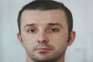 32-latek uciekł z prokuratury w Białymstoku. Jest poszukiwany za rozbój [RYSOPIS]