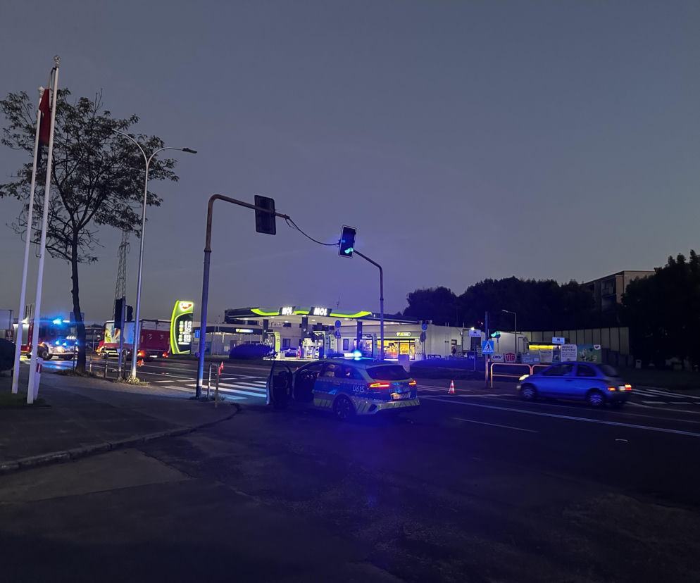 Radiowóz na sygnale blokuje ulicę Krotoszyńską w Ostrowie po śmiertelnym wypadku. O szczegółach przeczytasz w Eska Ostrów.