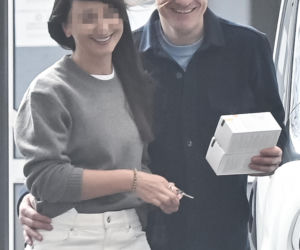 Marcin Mroczek z dziewczyną w cukierni