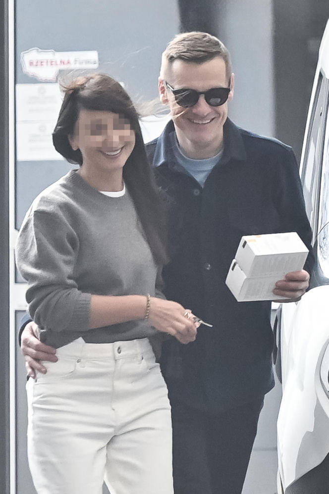 Marcin Mroczek z dziewczyną w cukierni