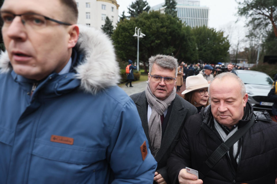 Przepychanki przed Sejmem. Wąsik i Kamiński przed zamkniętymi drzwiami 