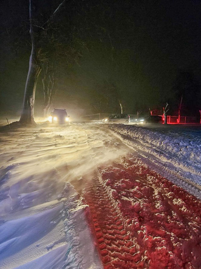 Ostróda w centrum śnieżycy. Burmistrz nocą ratował ludzi. Kierowcy nocowali w urzędzie