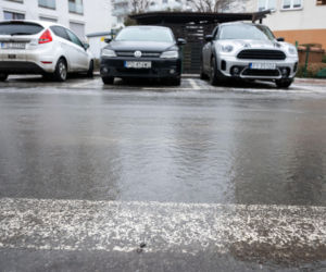 Lód na drogach i torach. Służby apelują: ograniczcie podróże