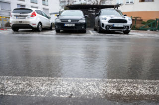 Lód na drogach i torach. Służby apelują: ograniczcie podróże