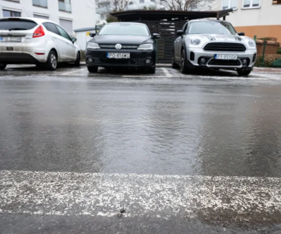 Gołoledź paraliżuje Polskę. Zamknięte szkoły, utrudnienia na kolei