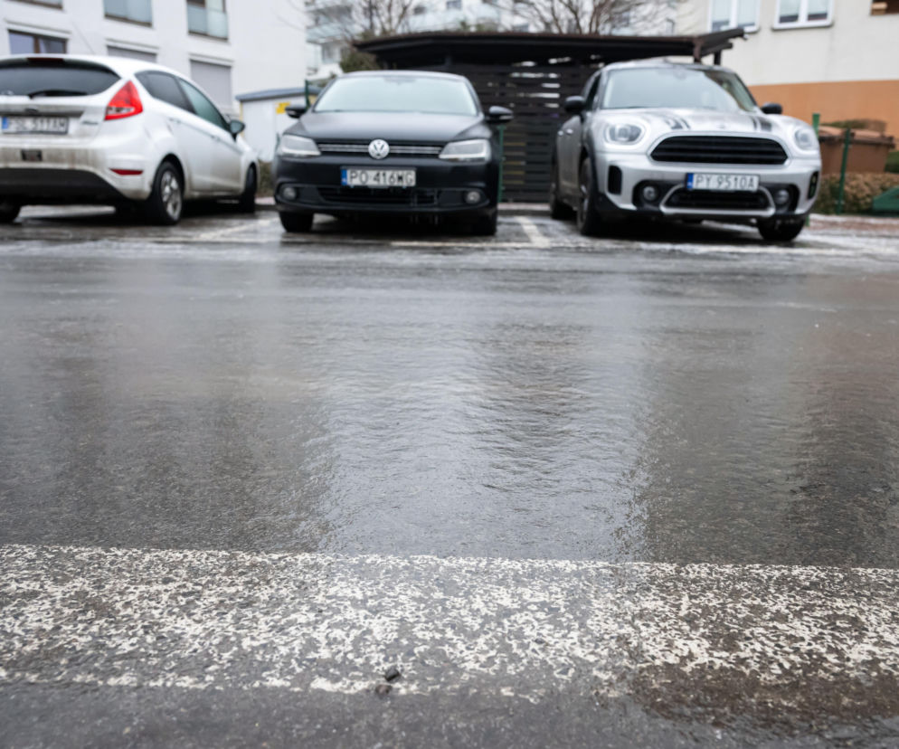 Gołoledź paraliżuje Polskę. Zamknięte szkoły, utrudnienia na kolei