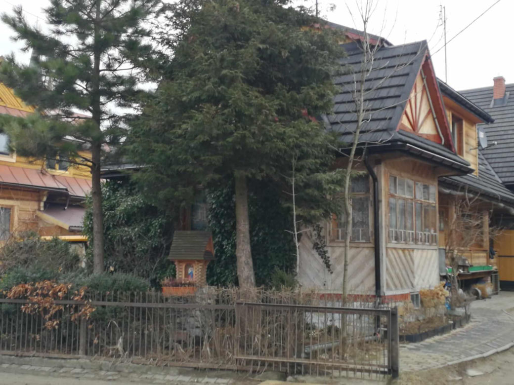 Ta małopolska wieś to żywy skansen. Kilkuset letnie chałupy wciąż zamieszkują mieszkańcy