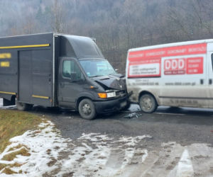 Frycowa. Karetka zderzyła się z innymi samochodami. W środku były pacjentki