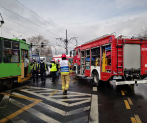 Poznań: Zderzenie tramwaju z samochodem. Kierowca ZAKLESZCZONY w aucie! 