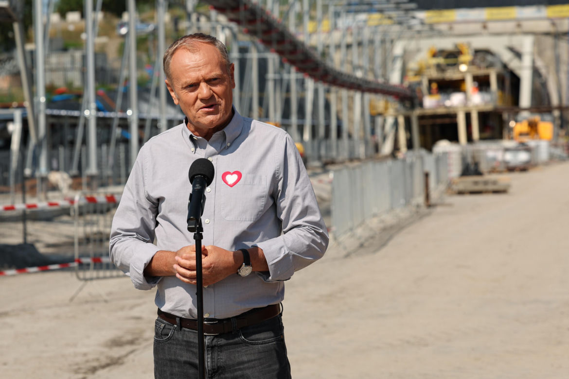 Donald Tusk w Męcinie. Premier odwiedził budowę największego tunelu kolejowego w Polsce
