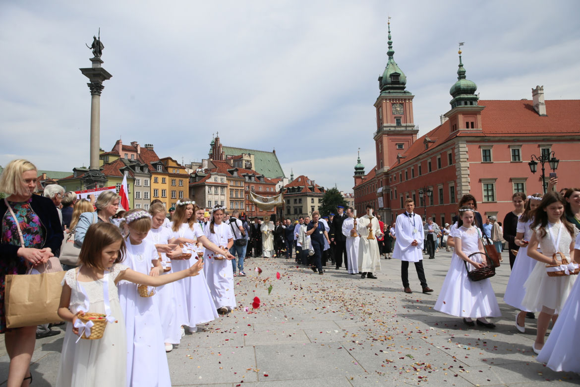 Centralna procesja Bożego Ciała w Warszawie. Ołtarze nawiązywały do wojny