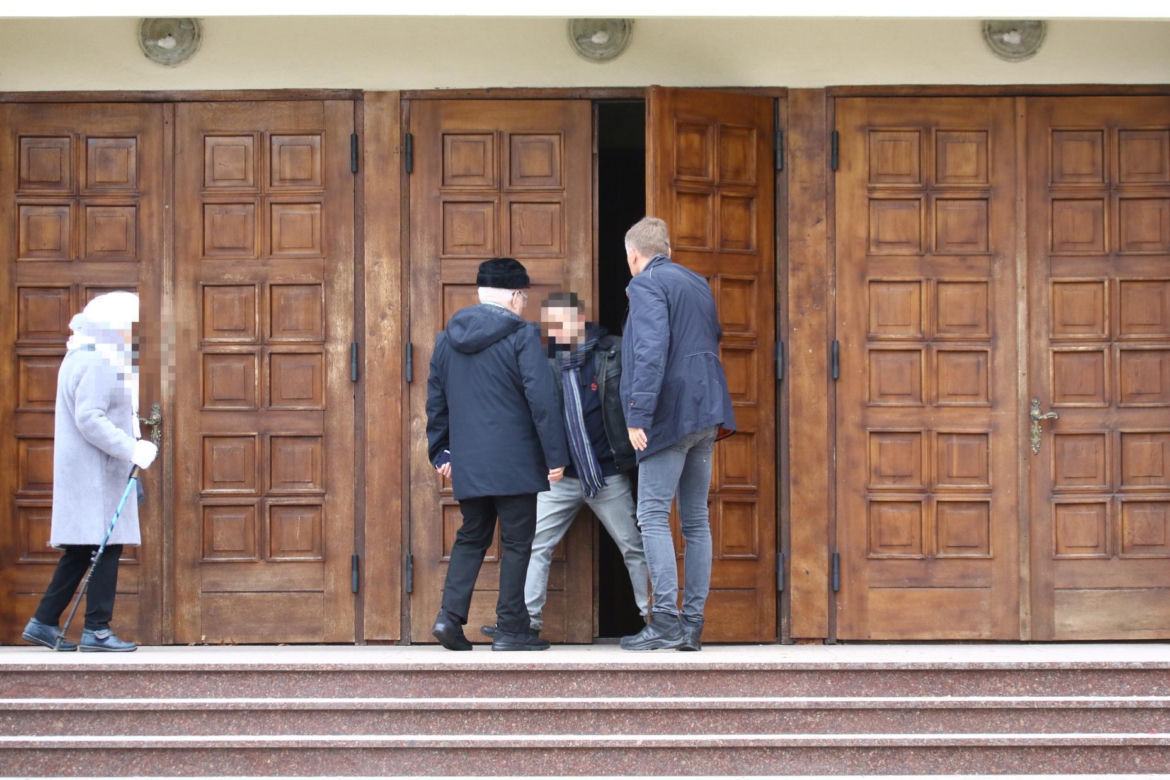Lech Wałęsa zupełnie sam w pustym kościele. Pojechał się pomodlić tuż przed świętami