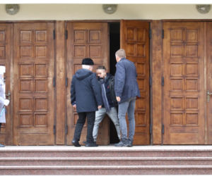 Lech Wałęsa zupełnie sam w pustym kościele. Pojechał się pomodlić tuż przed świętami