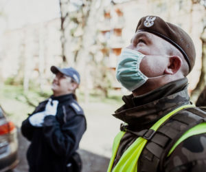 Terytorialsi pomagają policjantom w patrolowaniu miasta. Cel - walka z koronawirusem