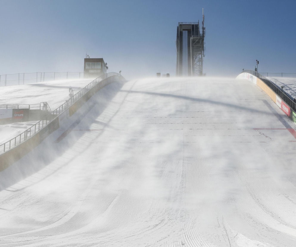 PŚ w skokach narciarskich w Vikersund odwołany. Co stało się z Kacprem Tomasiakiem?