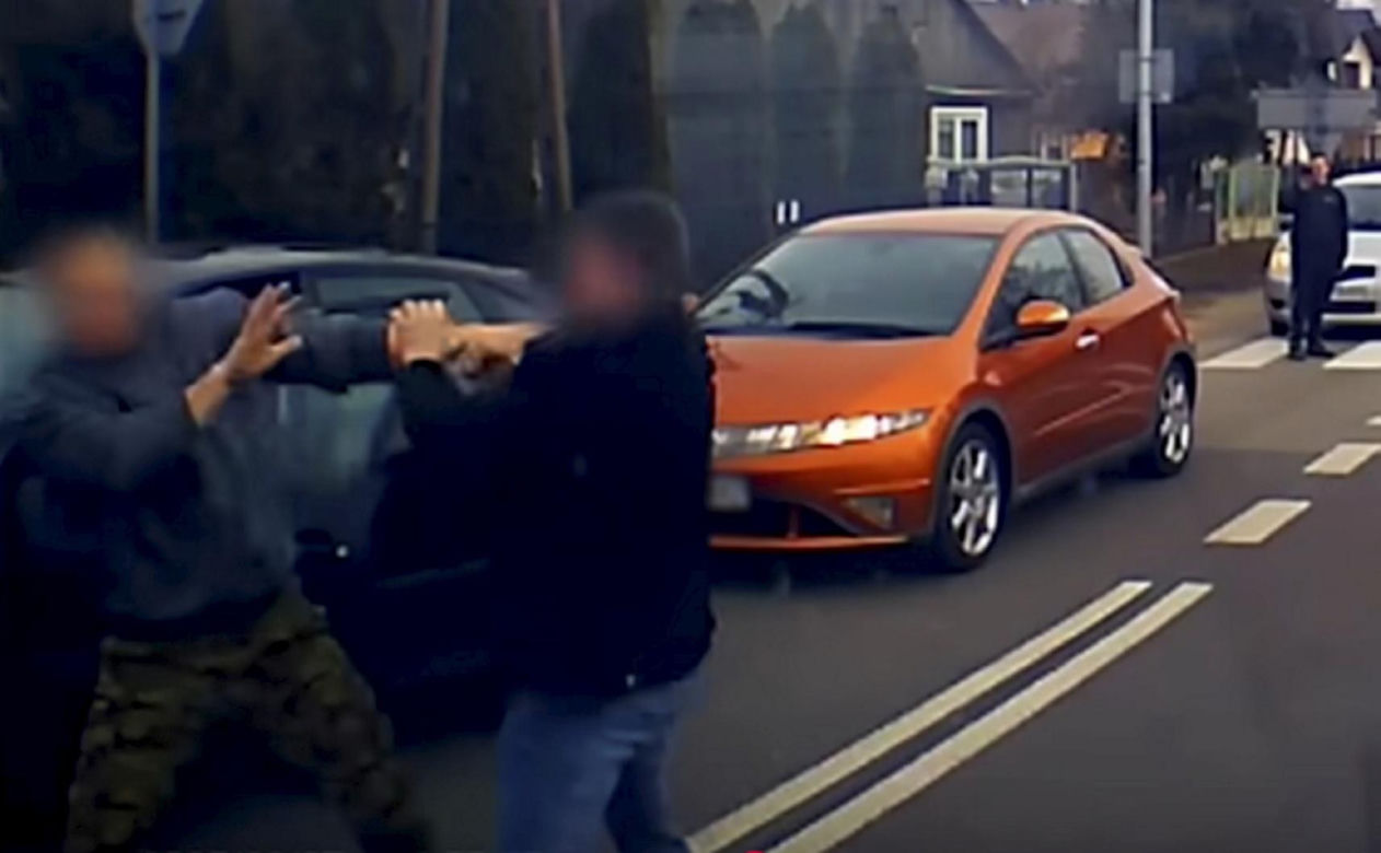 Do sieci trafiło szokujące nagranie. Brutalna bójka kierowców. Przez kilka minut kopali się na oczach świadków
