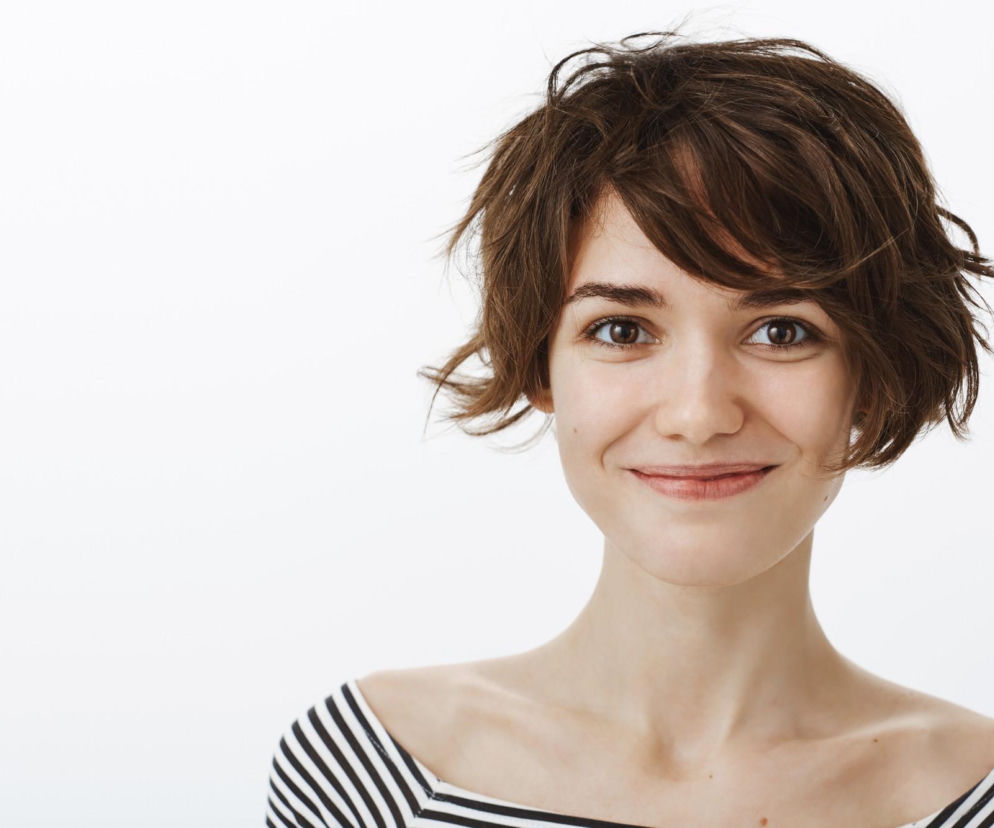 Zmiana fryzury nie zawsze musi oznaczać radykalne cięcie czy koloryzację. Czasem wystarczy dobrze dobrana grzywka, by twarz nabrała nowego wyrazu, a cała stylizacja świeżości. Klucz tkwi w dopasowaniu jej do kształtu twarzy i struktury włosów.