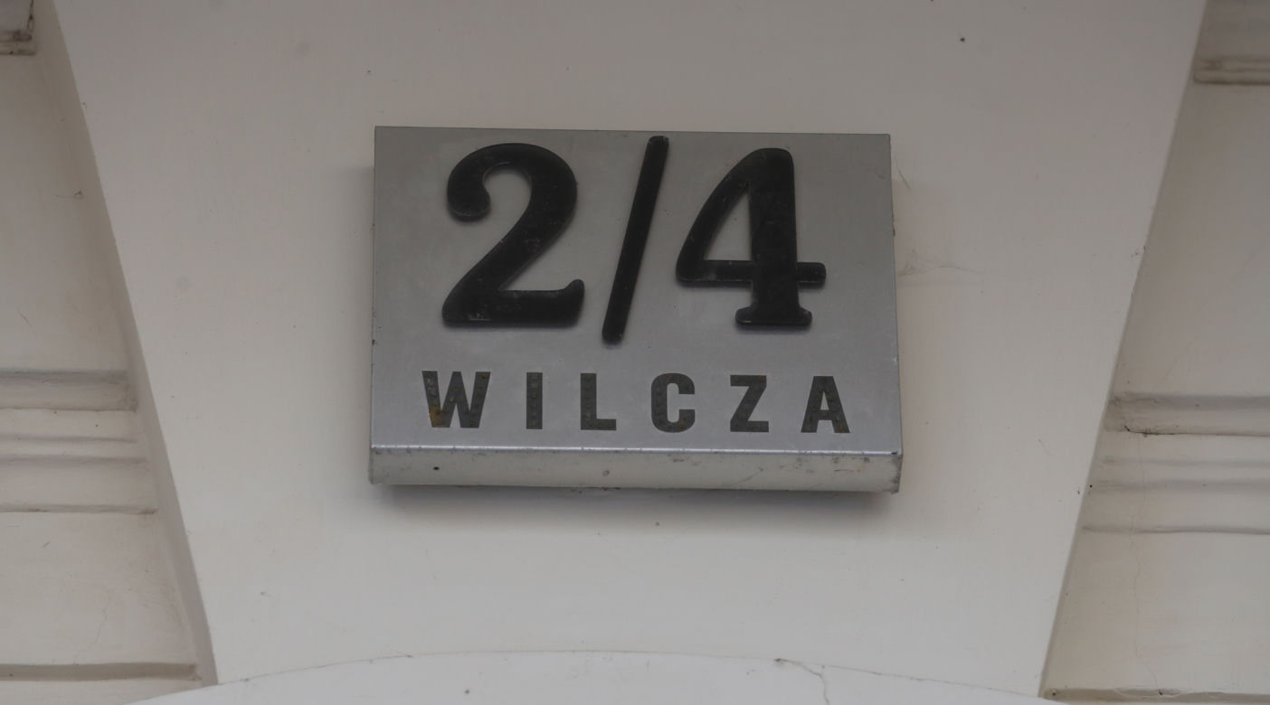 Na Wilczej nadal straszy? „Moja ciocia widywała Czarną Damę”. Historia kamienicy Uminstowskich