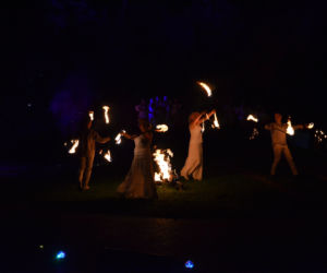 Pokaz fireshow w wykonaniu tancerzy i tancerek Teatru Ognia „Mantra” z Makowa Mazowieckiego