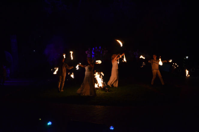 Pokaz fireshow w wykonaniu tancerzy i tancerek Teatru Ognia „Mantra” z Makowa Mazowieckiego