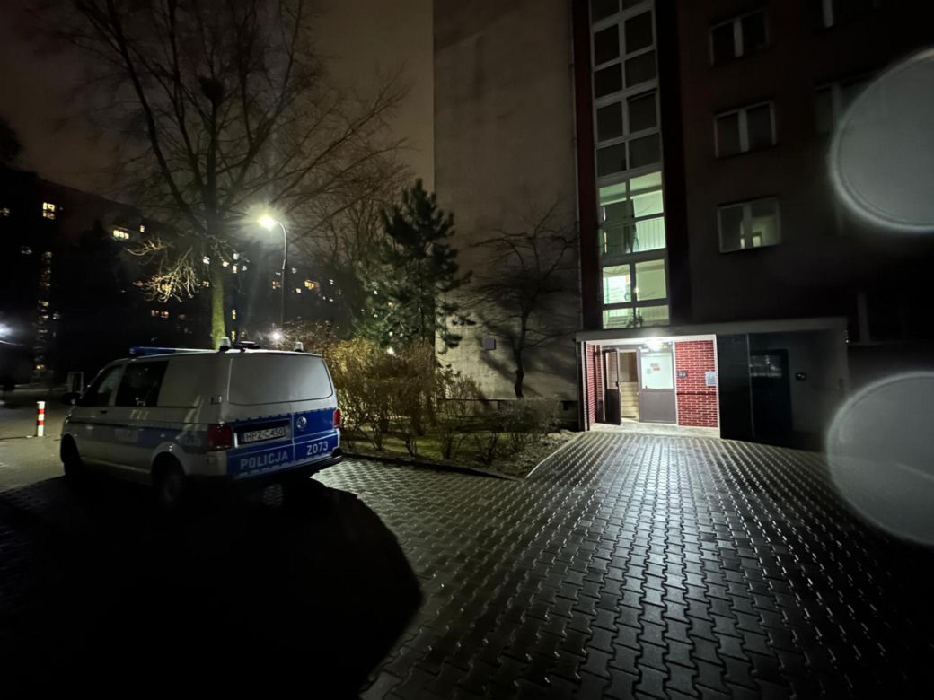 Makabryczne odkrycie w Warszawie. W mieszkaniu znaleziono ciało ojca i syna