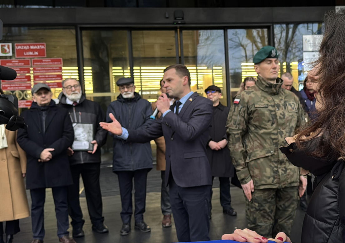 "Jesteśmy razem i nie damy się skłócić". Lublin solidarny z Ukrainą. 20-metrowa flaga przed konsulatem