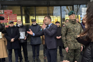 Jesteśmy razem i nie damy się skłócić. Lublin solidarny z Ukrainą. 20-metrowa flaga przed konsulatem