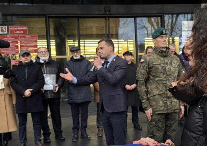 "Jesteśmy razem i nie damy się skłócić". Lublin solidarny z Ukrainą. 20-metrowa flaga przed konsulatem