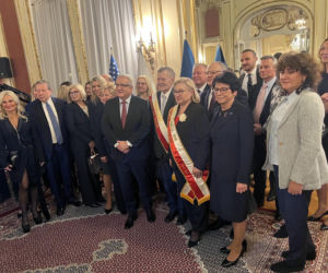 Szarfowanie Wielkiej Marszałek Parady Pułaskiego Iwony Korgi