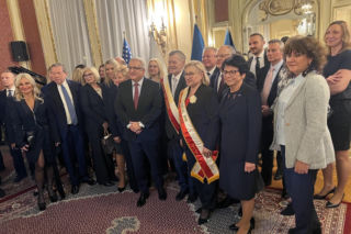 Szarfowanie Wielkiej Marszałek Parady Pułaskiego Iwony Korgi