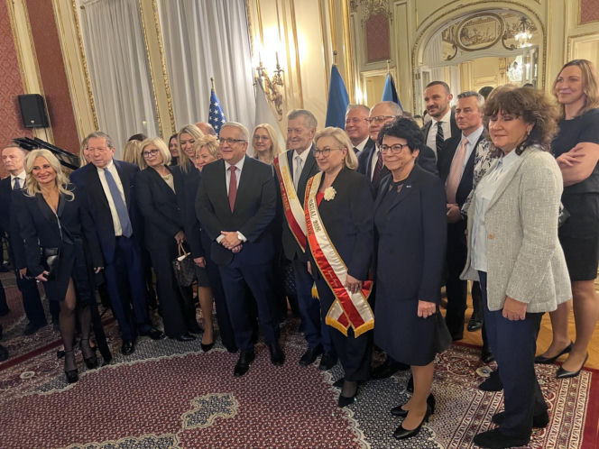 Szarfowanie Wielkiej Marszałek Parady Pułaskiego Iwony Korgi