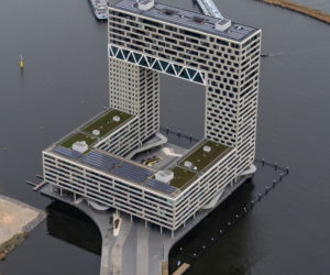 Budynek apartamentowo-hotelowy Pontsteiger nad rzeką IJ w Amsterdamie, proj. arons en gelauff architecten, 2007-2018
