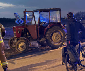 Nastolatek przejechany przejechany przez ciągnik w Wilanowie! Dwóch 14-latków na hulajnodze zderzyło się z traktorem