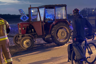 Nastolatek przejechany przejechany przez ciągnik w Wilanowie! Dwóch 14-latków na hulajnodze zderzyło się z traktorem