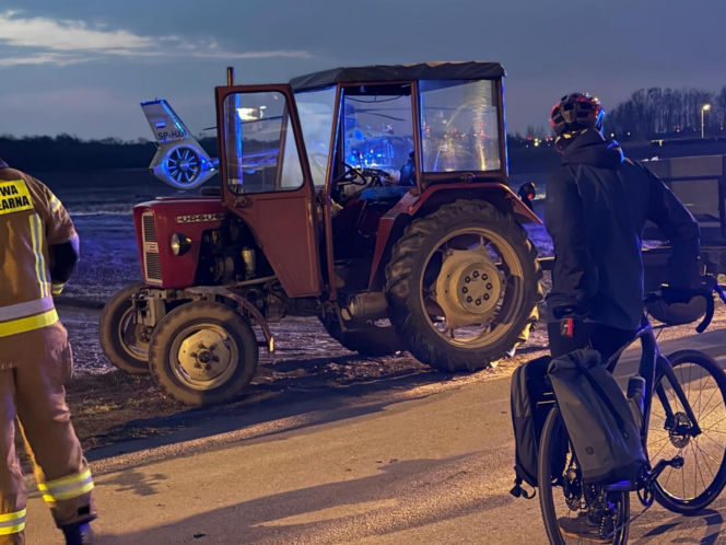Nastolatek przejechany przejechany przez ciągnik w Wilanowie! Dwóch 14-latków na hulajnodze zderzyło się z traktorem