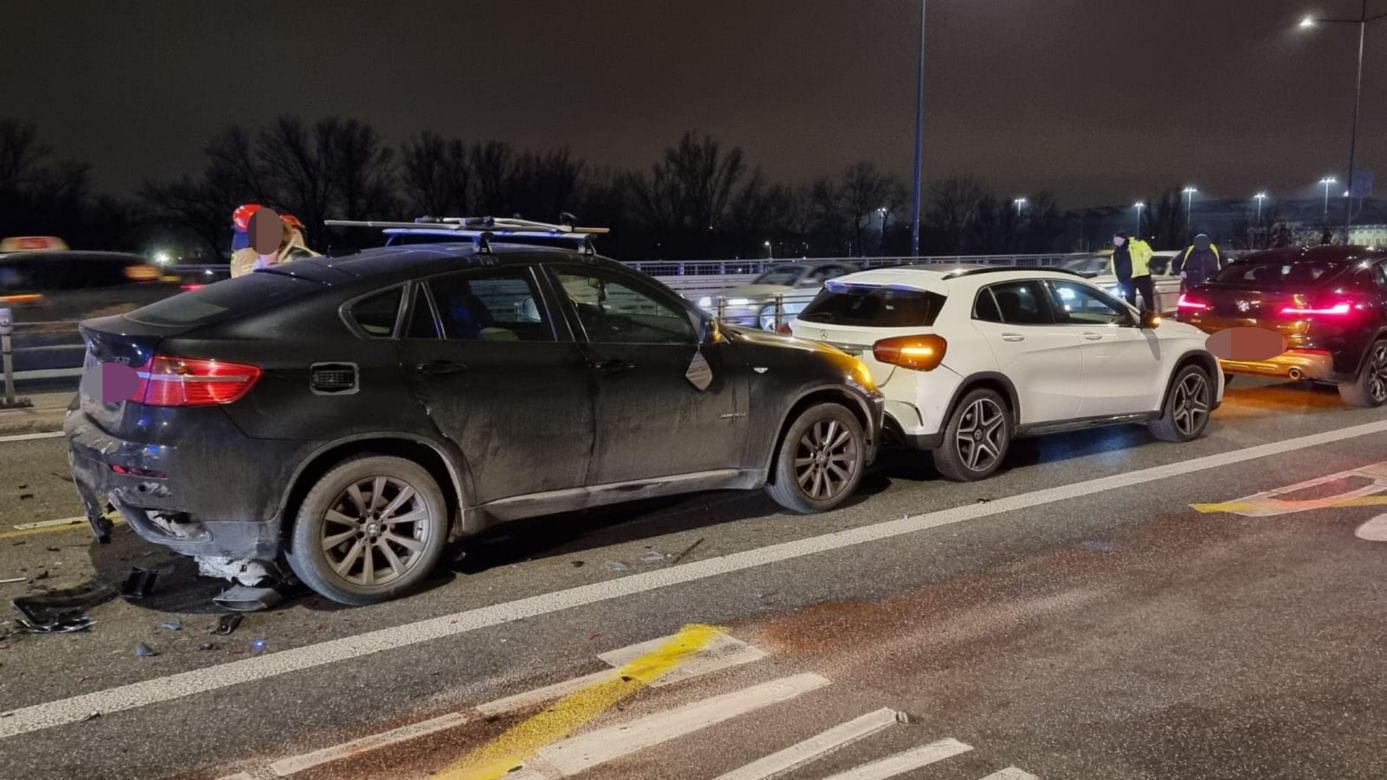 Wypadek na moście Łazienkowskim. Cztery rozbite auta, dwie osoby ranne