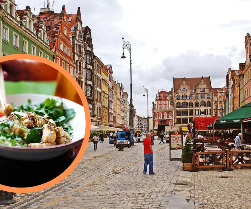 Kolorowe kamienice i ogródki restauracyjne na rynku. Na miniaturze obok danie w misce. O lokalach 15 sierpnia czytaj w Super Biznes.
