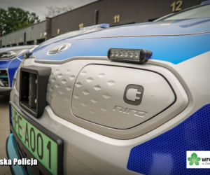 Nowe policyjne radiowozy z hasłem Pomagamy i chronimy” na masce