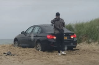 Szczyt głupoty! Zakopał się swoim BMW na plaży i zatrzasnął za sobą drzwi - WIDEO