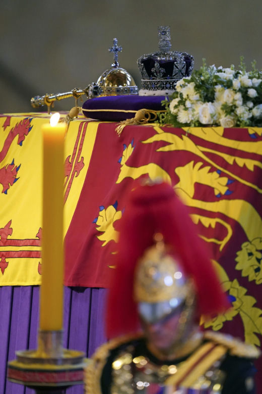 Najpiękniejsza korona Elżbiety II spoczęła na trumnie. Brytyjska korona państwowa na pogrzebie monarchini