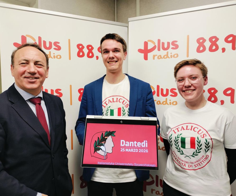 dr hab. Angelo Rella, profesor Uniwersytetu Szczecińskiego, Konsul Honorowy Republiki Włoskiej oraz studenci Wydziału Italianistyki Julia i Grzegorz