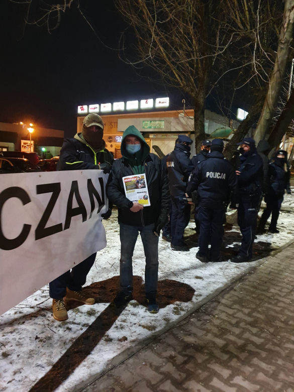 Kaczyński w Starachowicach. Pod kościołem okrzyki "Wynocha"; "Wolna Polska"