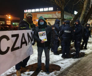 Kaczyński w Starachowicach. Pod kościołem okrzyki Wynocha; Wolna Polska