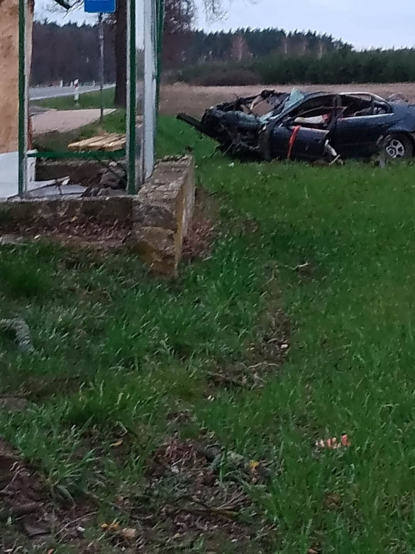 Bmw uderzyło w drzewo, przystanek i znowu w drzewo. Dwie osoby zginęły pod Kozienicami! 