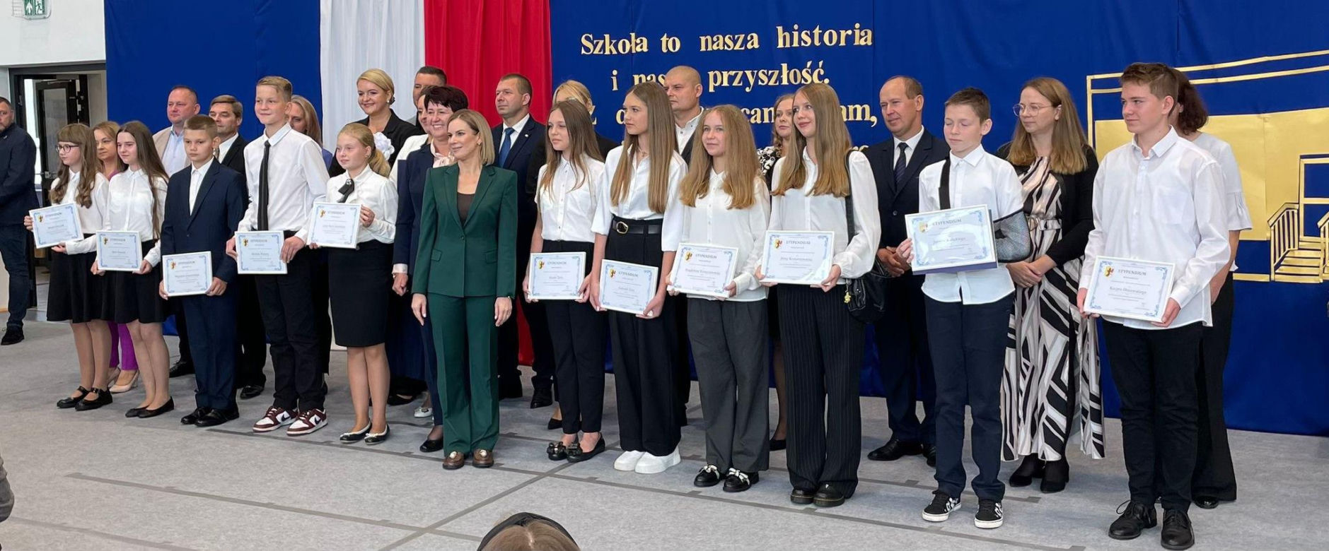 Pierwsza Dama uczciła z uczniami 100 lat od nadania imienia Stefana Batorego Szkole Podstawowej w Liwie