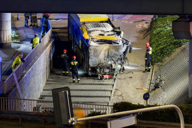 Autobus miejski wjechał w przejście podziemne przy Dworcu Zachodnim