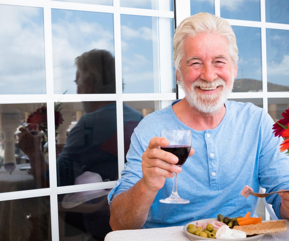 Umiarkowane picie wina a tempo starzenia. Nowe badanie wyjaśnia, co zmienia się w organizmie mężczyzn