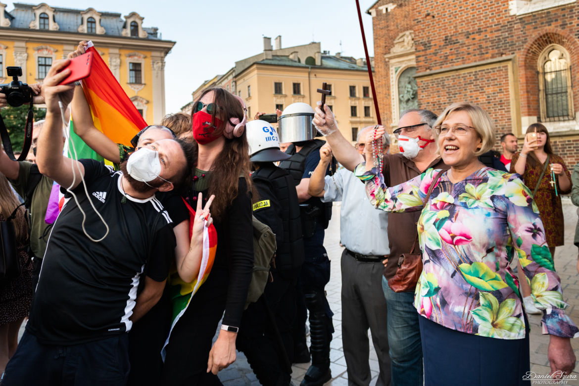 Małopolska kurator oświaty z różańcem na manifestacji środowisk LGBT