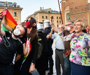 Małopolska kurator oświaty z różańcem na manifestacji środowisk LGBT