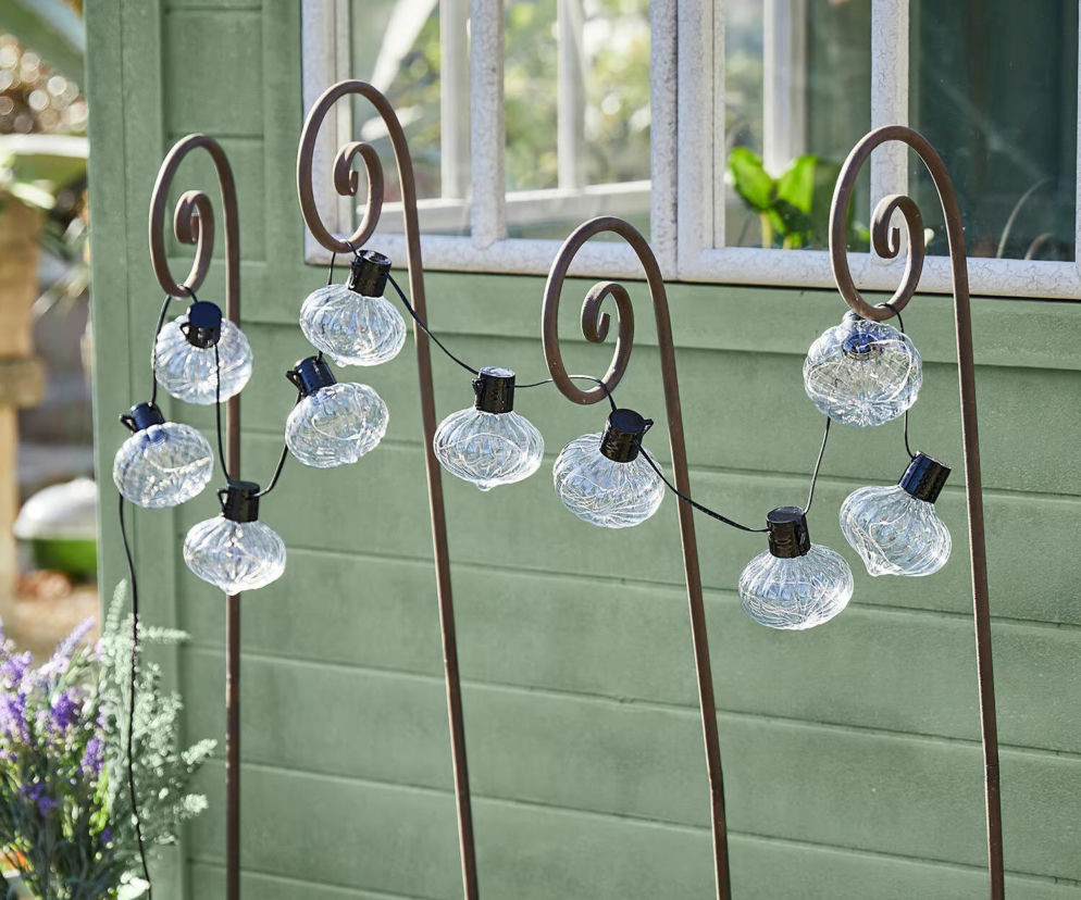 Klimatyczna przestrzeń po zmroku. Nowoczesne oświetlenie zewnętrzne - trendy 2026